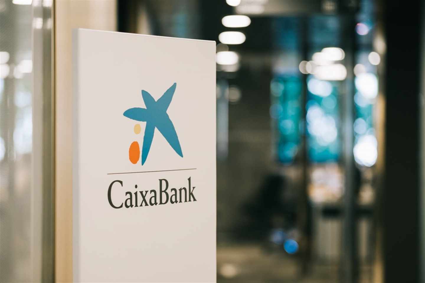 CaixaBank gana un 18% más en 2018 tras mejorar sus márgenes.