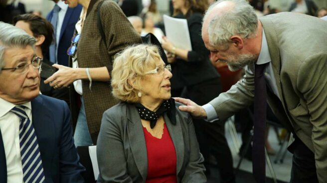 Luis Cueto saluda a Manuela Carmena en presencia de Enrique Cerezo.