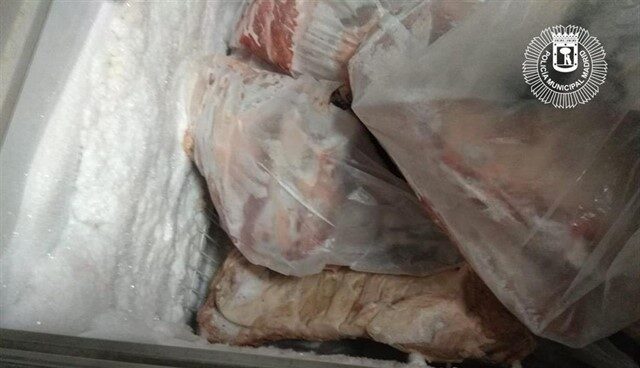 Carne y pescado congelado intervenido en una tienda de Usera, en Madrid.