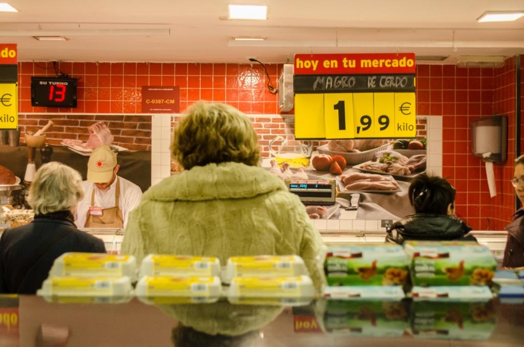 La guerra de los frescos: el empuje de los supermercados acorrala al mercado tradicional.
