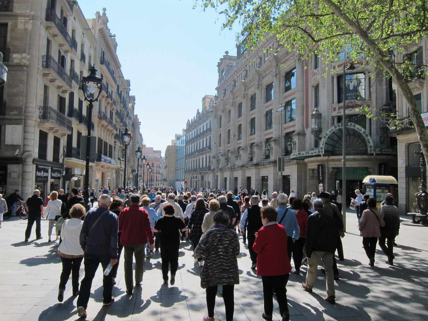 Ciudadanos catalanes pasean por la calle.