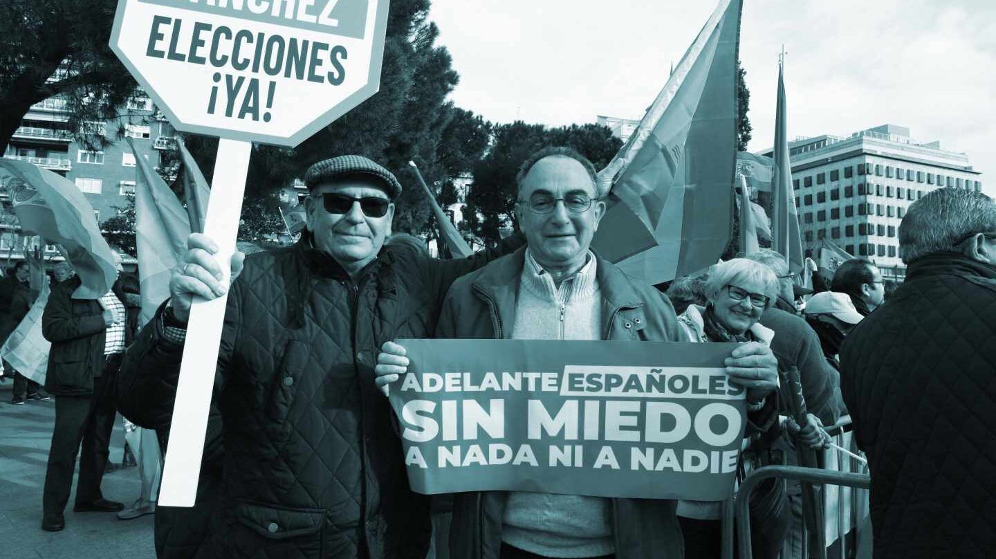 Manifestantes en la Plaza de Colón de Madrid en la concentración convocada para protestar contra la política del Gobierno de Pedro Sánchez en Cataluña.