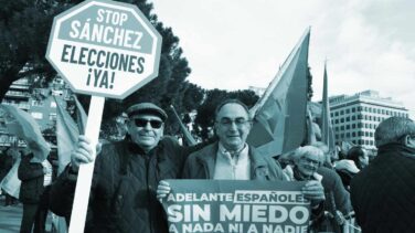 Colón con banderas en el ojal