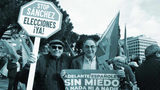 Manifestantes en la Plaza de Colón de Madrid en la concentración convocada para protestar contra la política del Gobierno de Pedro Sánchez en Cataluña.