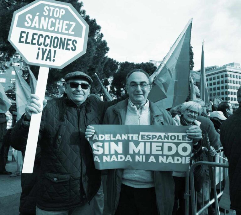 Colón con banderas en el ojal