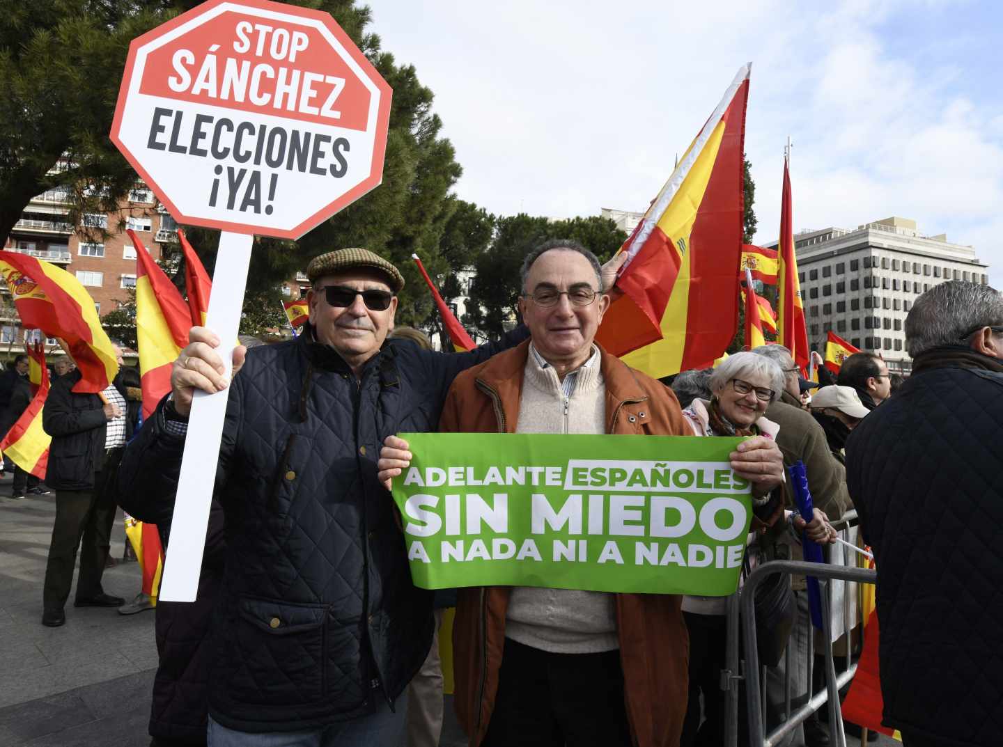 Manifestantes en la Plaza de Colón de Madrid en la concentración convocada para protestar contra la política del Gobierno de Pedro Sánchez en Cataluña.