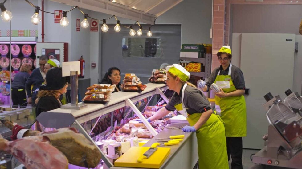 Trabajadores en el interior de una tienda de La Plaza de Dia.