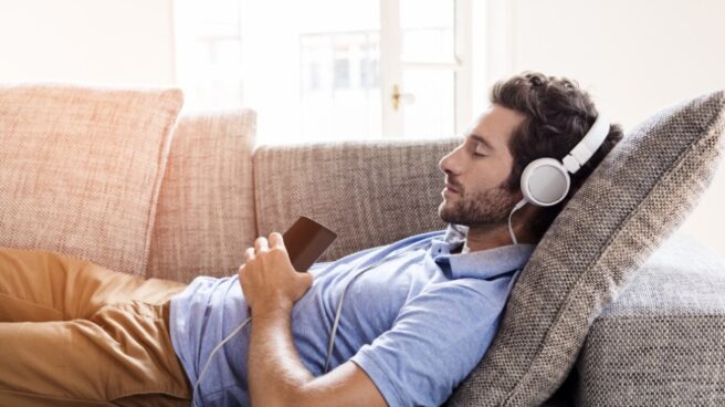 Un hombre se queda dormido escuchando un contenido. ¿Lo recordará al despertar? Un hombre se queda dormido escuchando un contenido. ¿Lo recordará al despertar?
