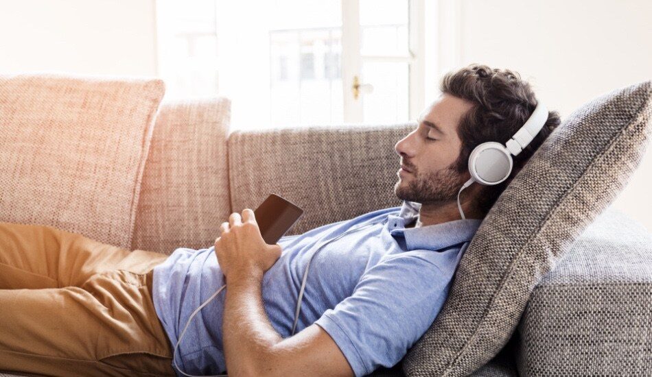 Un hombre se queda dormido escuchando un contenido. ¿Lo recordará al despertar?