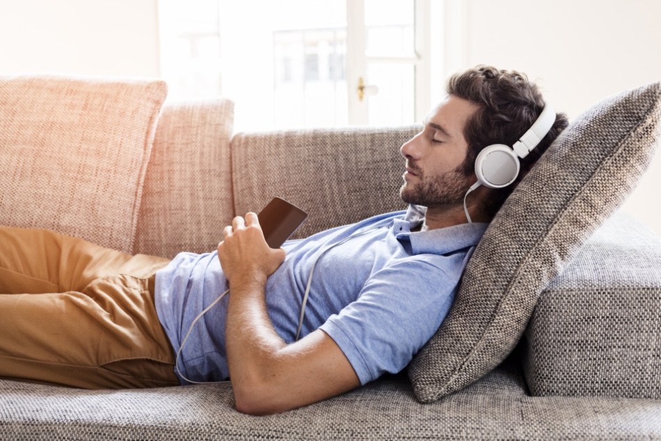 Un hombre se queda dormido escuchando un contenido. ¿Lo recordará al despertar?