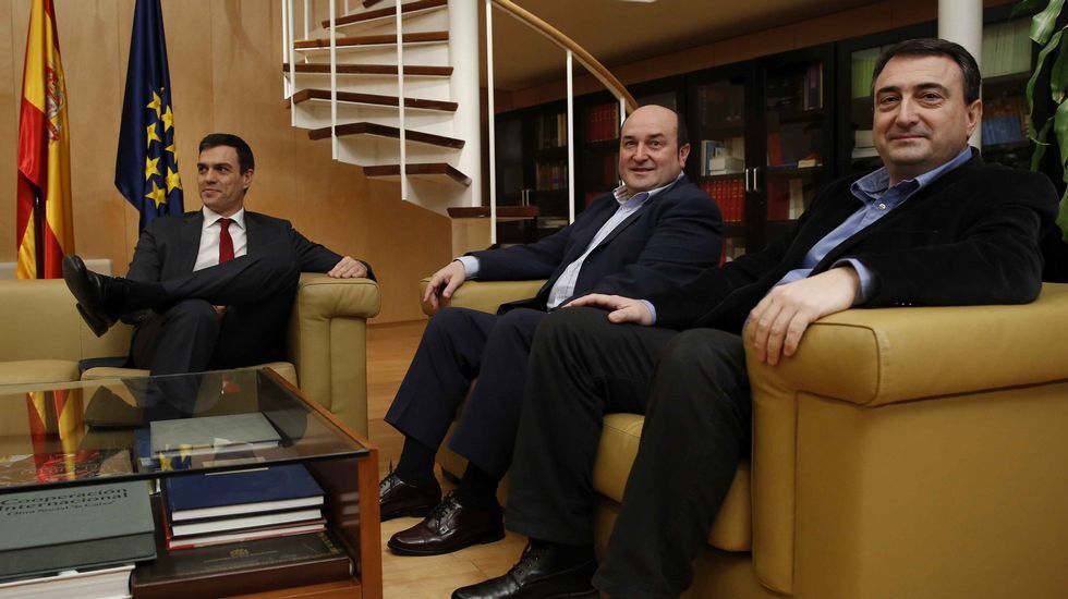 Pedro Sánchez durante un encuentro con el presidente del PNV, Andoni Ortuzar y el portavoz del PNV, Aitor Esteban.