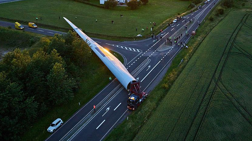 Transporte especial por carretera de la pala de un aerogenerador.