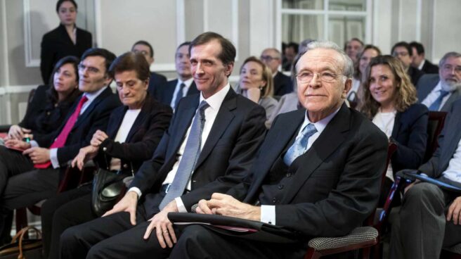 Isidro Fainé, presidente fundador de la AED, Jordi Canals, Adela Cortina, Alberto Durán y Rosa García, miembros de la comisión de ética.