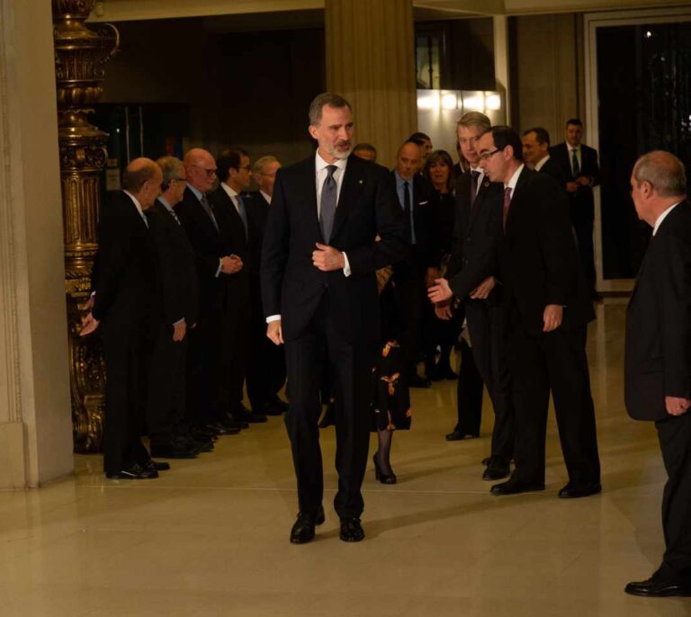 El Rey a Barcelona y la Policía a los colegios electorales