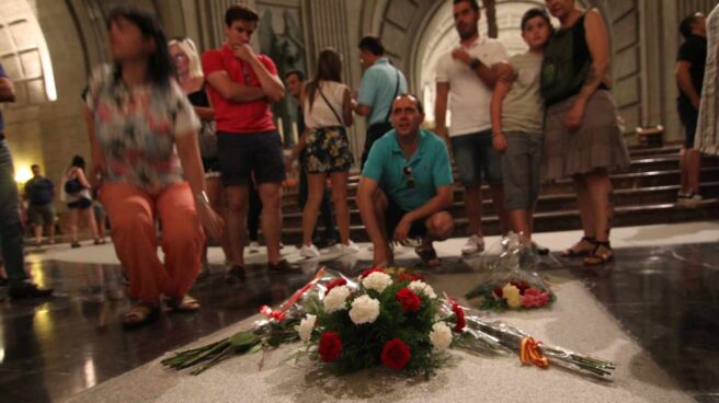 fotografiándose ante la tumba de Franco en la basílica del Valle de los Caídos.