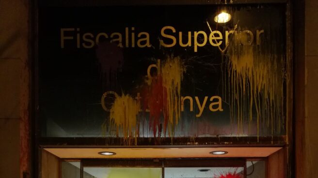 Así ha quedado la fachada de la Fiscalía Superior de Cataluña, atacada por los CDR.