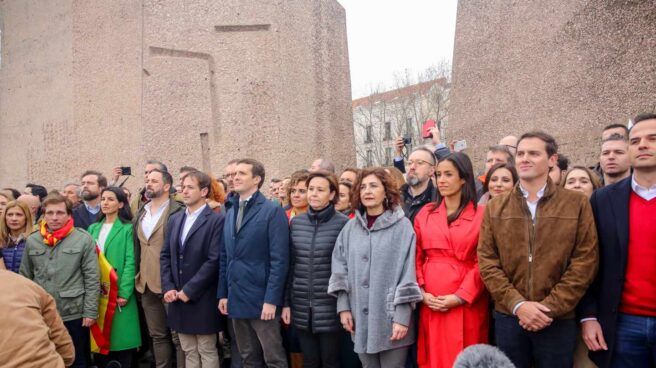 foto_casado_abascal_rivera_colon Foto de familia tras la manifestación de Colón.