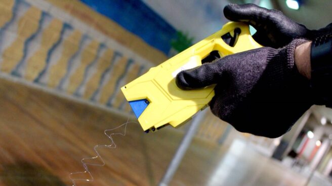 Un agente de los Mossos d'Esquadra, con una pistola eléctrica 'Táser'.