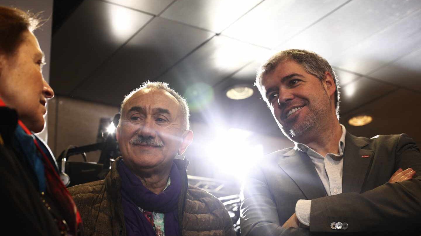 Los líderes de CCOO y UGT, Unai Sordo y Pepe Álvarez, en el acto organizado en la Caja Mágica de Madrid para exigir a Pedro Sánchez que cumpla sus promesas en materia laboral.