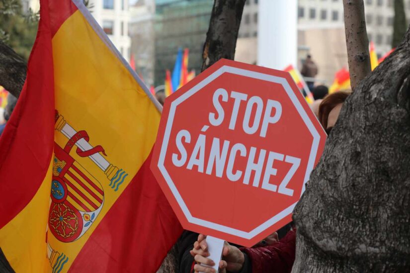 Cientos de personas participan en la concentración convocada por el PP, Ciudadanos y Vox en la plaza de Colón de Madrid en protesta por el diálogo de Pedro Sánchez con los independentistas catalanes y en demanda de elecciones generales