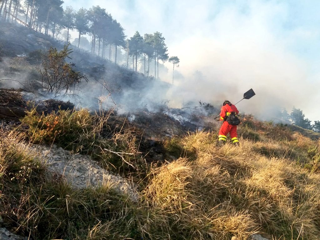 Trabajos para extinguir un incendio en Cantabria.