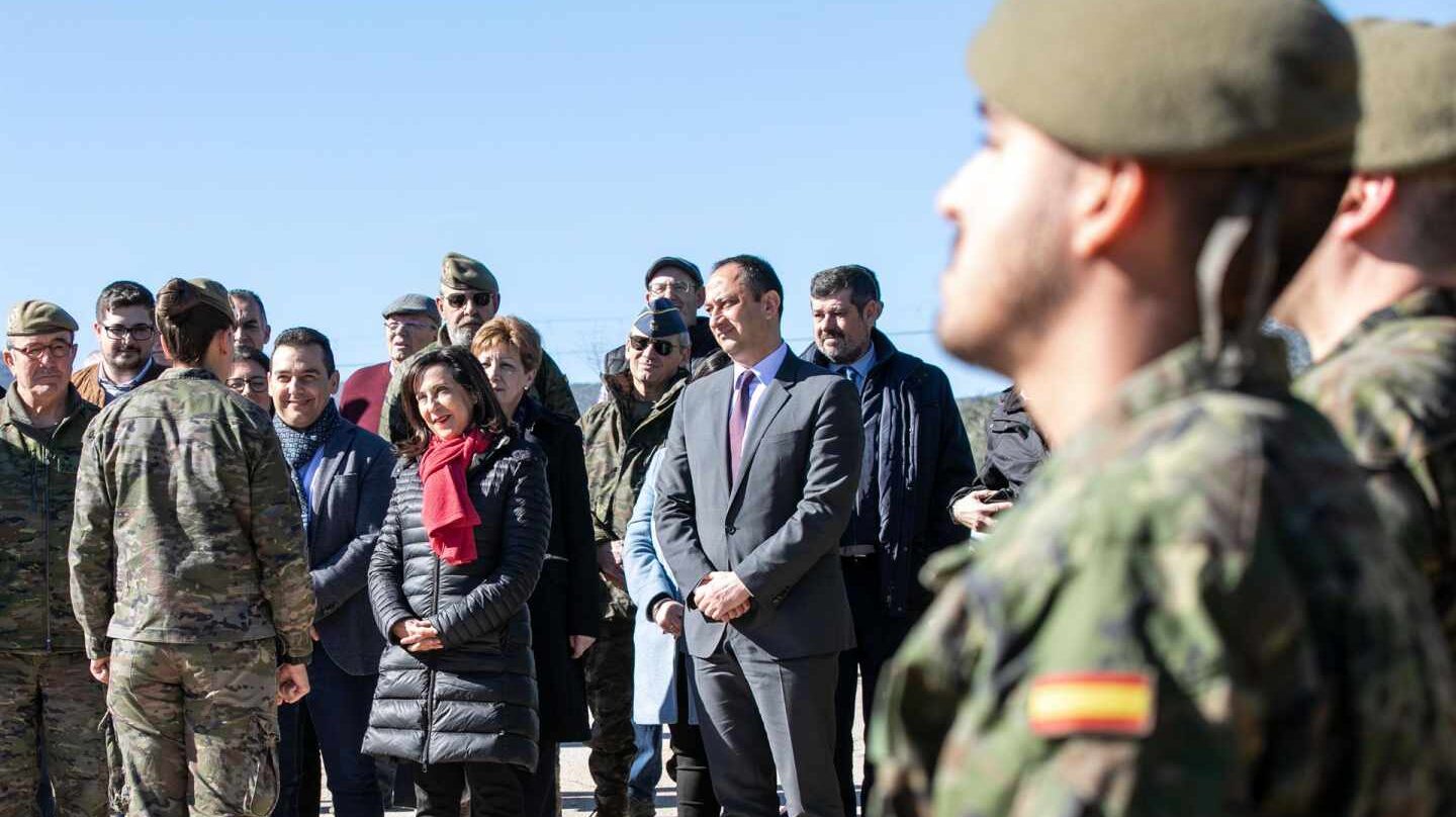 La ministra de Defensa, Margarita Robles, con miembros de las Fuerzas Armadas.