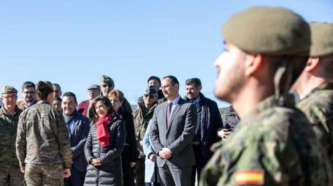 La ministra de Defensa, Margarita Robles, con miembros de las Fuerzas Armadas.