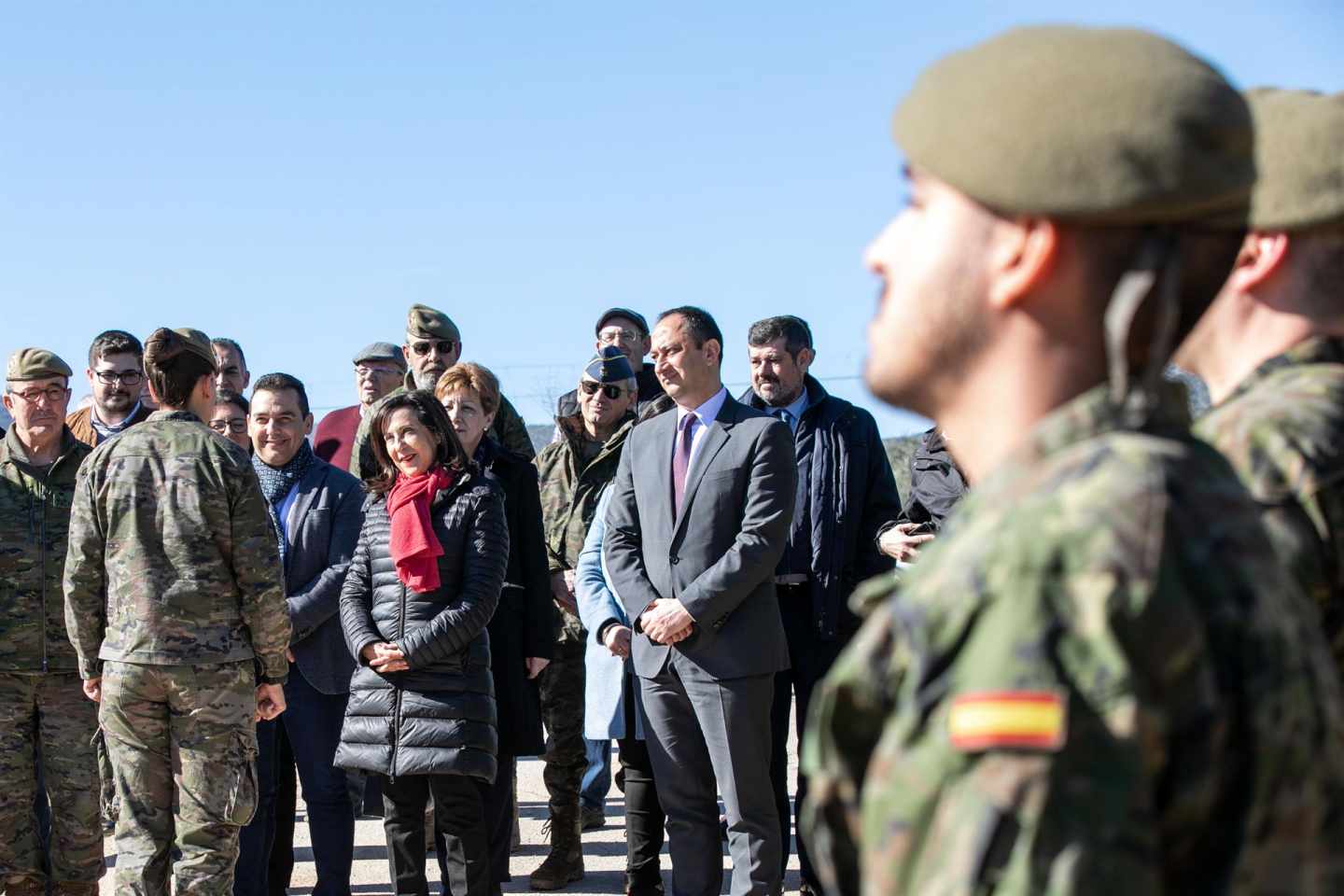 La ministra de Defensa, Margarita Robles, con miembros de las Fuerzas Armadas.