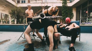 Miembros de la banda rusa Pussy Riot, expulsados de un avión en El Prat
