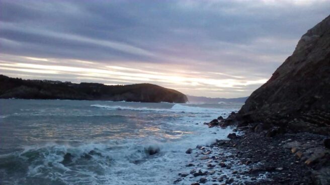 Alertan de olas de hasta 3,5 metros que impactarán este lunes en la costa vasca