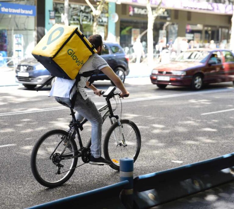 Un juzgado de Madrid reconoce como falso autónomo a un repartidor de Glovo
