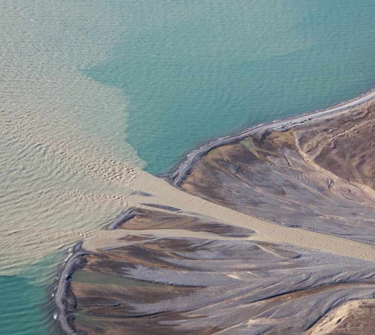 Fábricas de arena, la controvertida solución de Groenlandia a su colapso climático
