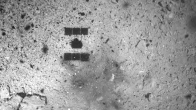 La sombra de Hayabusa2 justo después de tomar una muestra. La sombra de Hayabusa2 justo después de tomar una muestra.