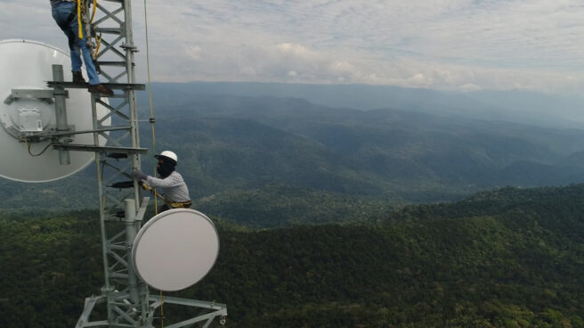 Torre de telecomunicaciones de Telefónica, que ha pagado menos por el 5G Montaje de una torre de telecomunicaciones