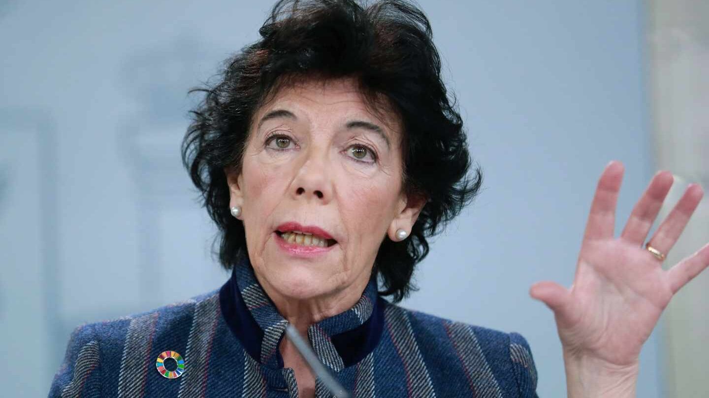 Isabel Celá, portavoz del Gobierno y ministra de Educación, en una conferencia de prensa.