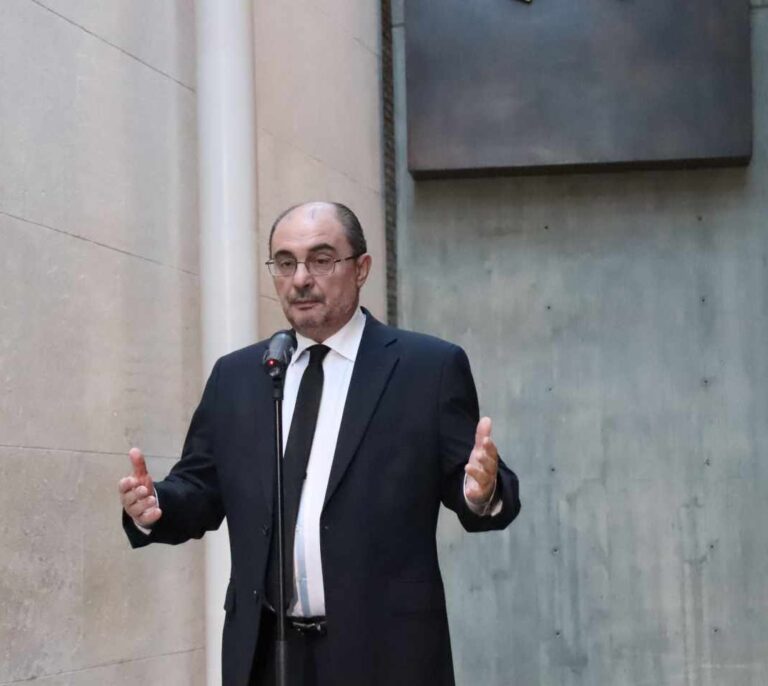 El socialista Lambán se desmarca del plan del Gobierno: "Salvar vidas está por delante de Pedro Sánchez"