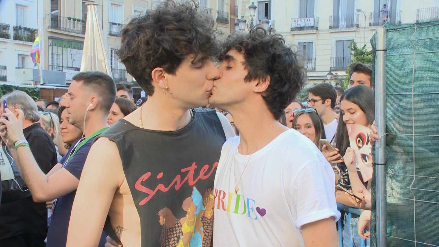 Los Javis besándose en público