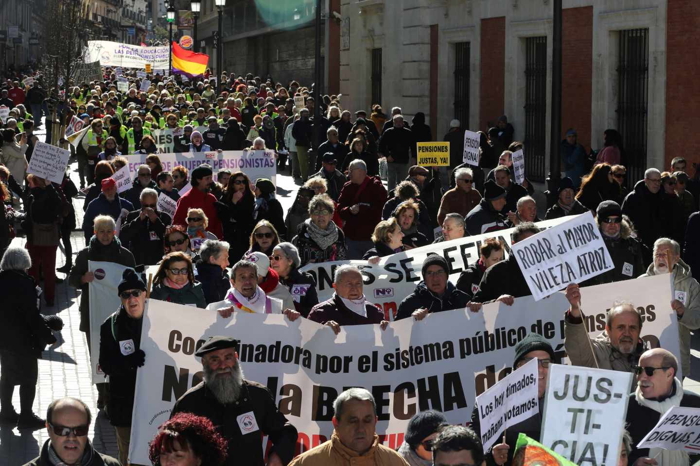 Los taxistas se unen a la manifestación de los jubilados