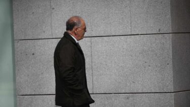 El juez del caso Villarejo imputa a tres miembros más de la 'brigada política' de la Policía