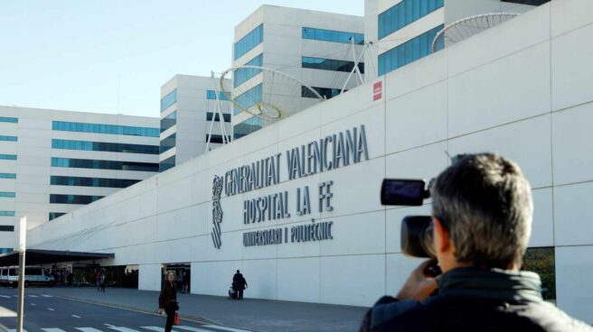 Un periodista toma imágenes ante el hospital de La Fe de Valencia. Un periodista toma imágenes ante el hospital de La Fe de Valencia.