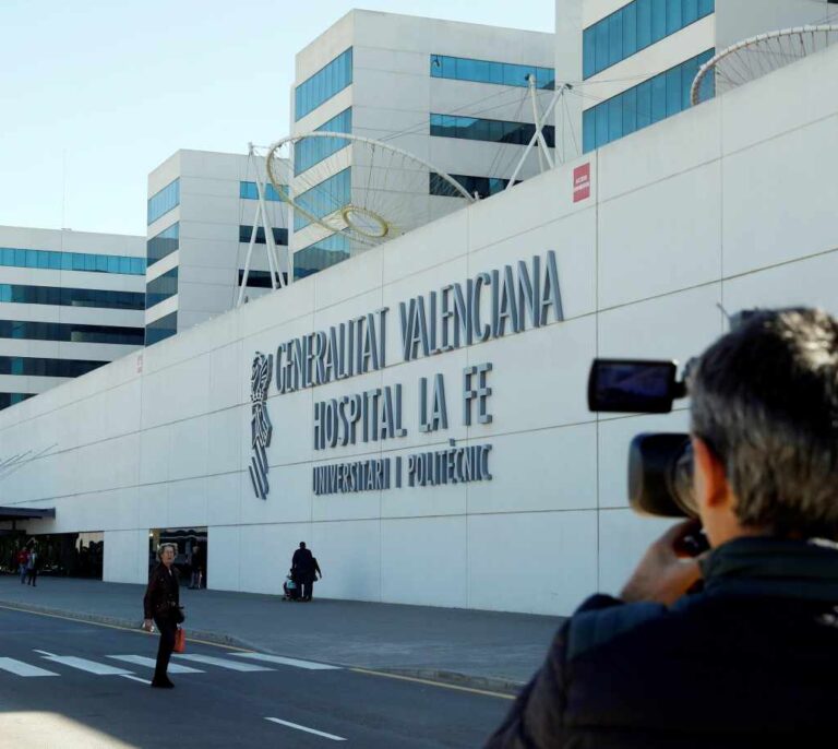 Muere un joven al que desconocidos dejaron en la puerta del hospital con herida de bala