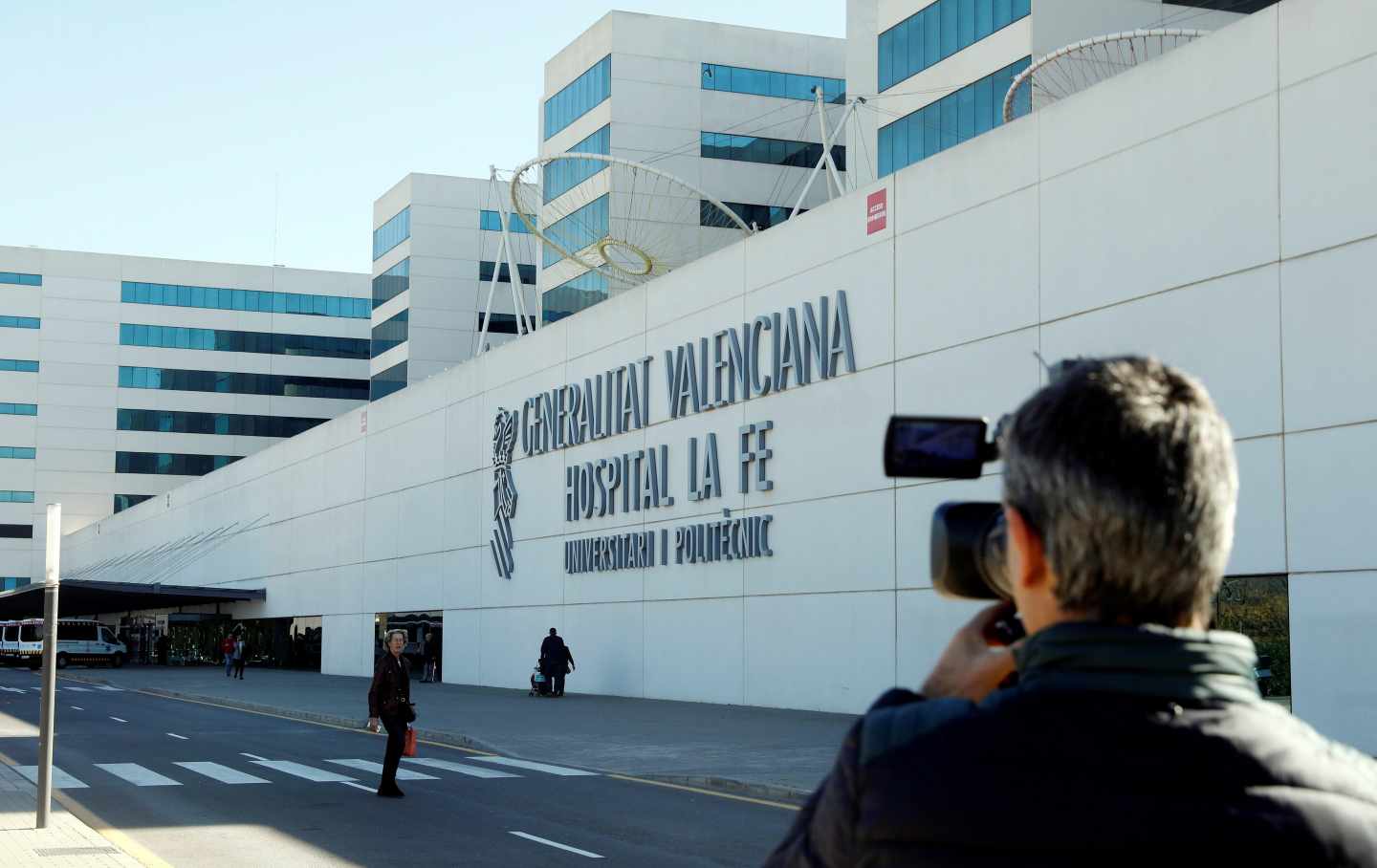 Un periodista toma imágenes ante el hospital de La Fe de Valencia.
