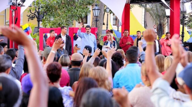 Miles de venezolanos se manifiestan en Caracas a favor de Maduro.