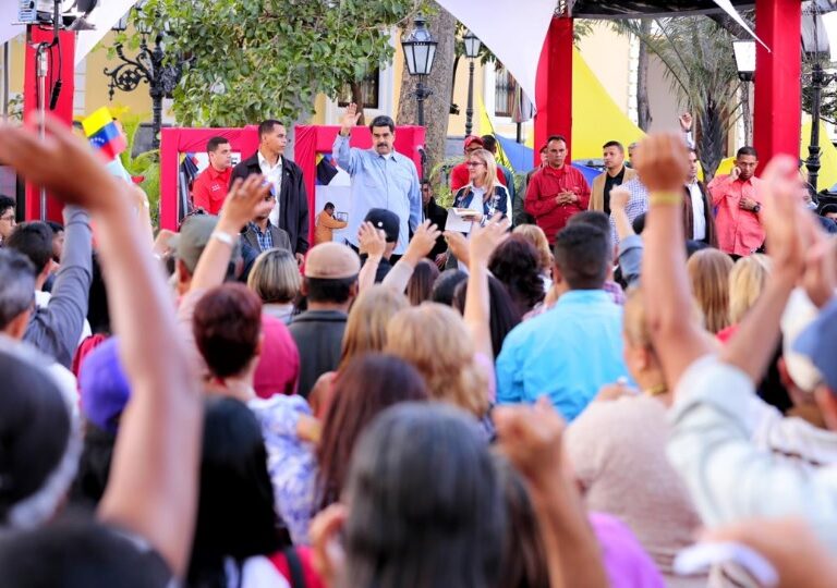 Miles de venezolanos salen a la calle en Caracas en apoyo a Maduro