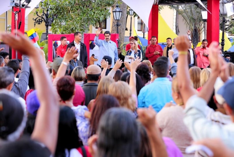 Miles de venezolanos se manifiestan en Caracas a favor de Maduro.