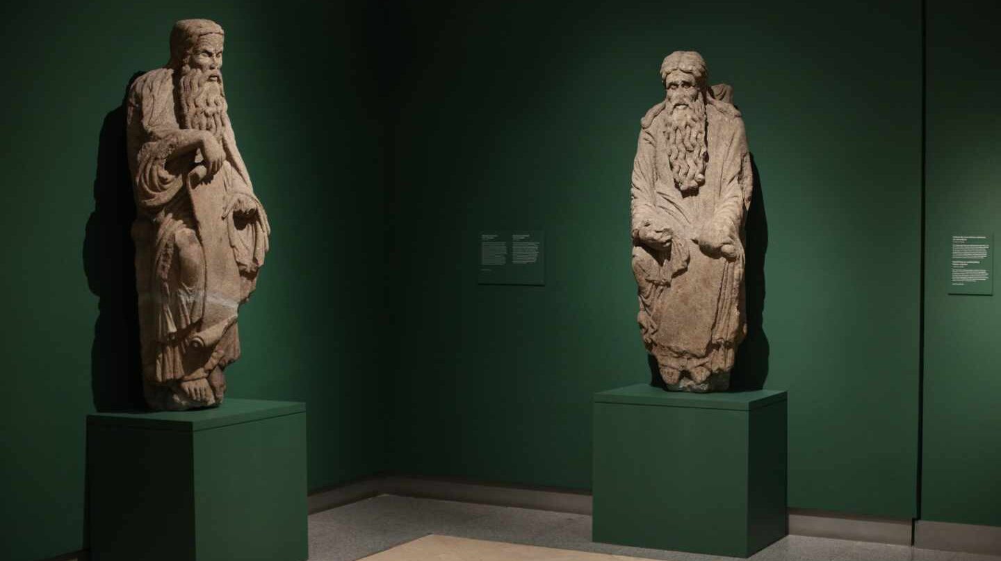 Esculturas del Maestro Mateo litigadas por la familia Franco, en el Museo del Prado.