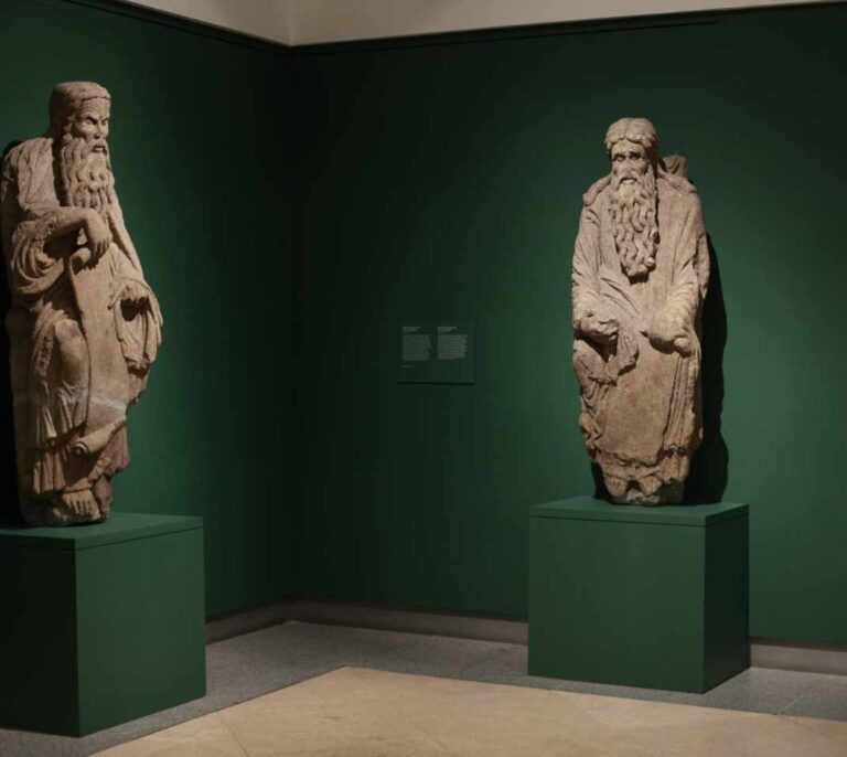 El Ayuntamiento de Santiago pierde el pleito con los Franco por las estatuas del Maestro Mateo