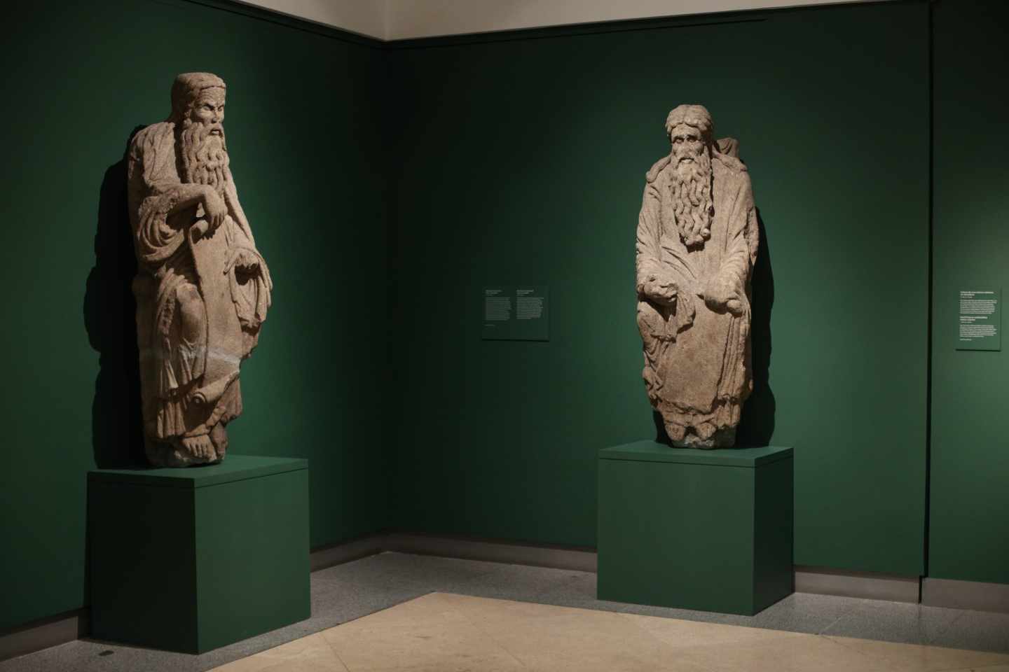 Esculturas del Maestro Mateo litigadas por la familia Franco, en el Museo del Prado.