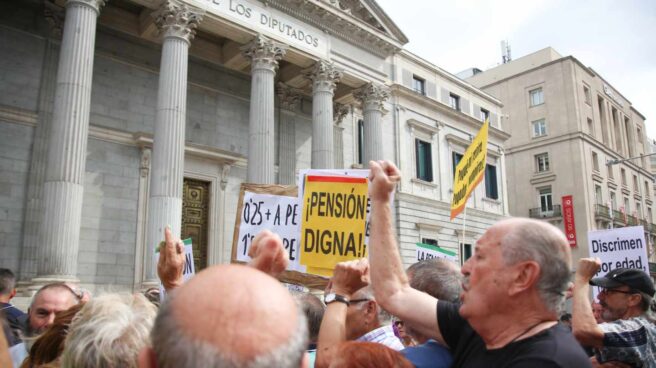 Manifestación por las pensiones dignas ante el Congreso de los Diputados.