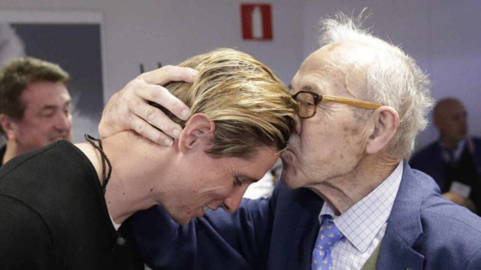 Manuel Briñas, fundador de la Escuela de Fútbol del Atlético de Madrid, junto a Fernando Torres en una imagen de archivo.